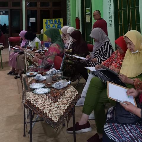 Dosen Psikologi UMBY Ajak Lansia Temukan Bahagia Lewat Art Therapy