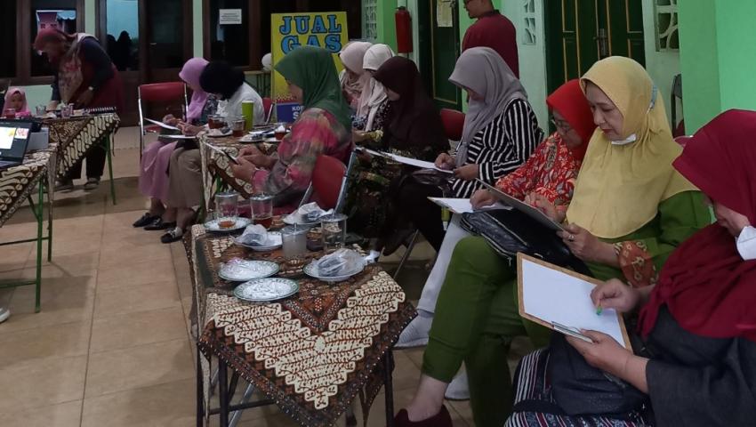 Dosen Psikologi UMBY Ajak Lansia Temukan Bahagia Lewat Art Therapy